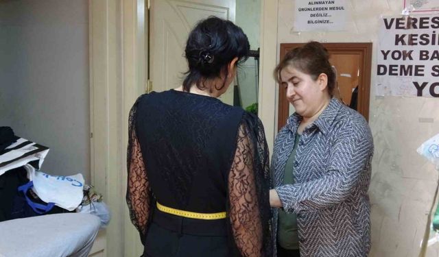 Kadın terzi kızlarının okuması için makine başına geçti