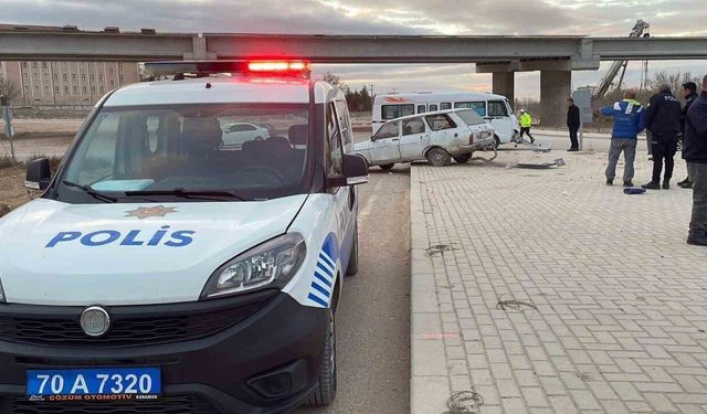 Karaman’da yolcu minibüsü ile otomobil çarpıştı: 2 yaralı
