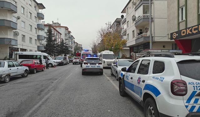 Kendini kilitlediği evini ateşe verdi