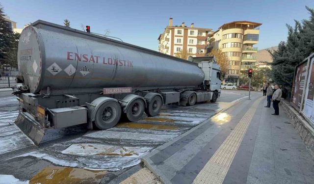 Kırmızı ışıkta bekleyen tırın tekerlekleri yandı; facia itfaiyenin hızlı müdahalesiyle önlendi