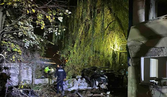 Köprü üstünde çarpışan otomobiller bahçeye uçtu: 1 ölü, 4 yaralı