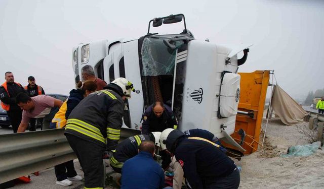 Kum yüklü tır devrildi: Sıkışan sürücü itfaiye tarafından kurtarıldı