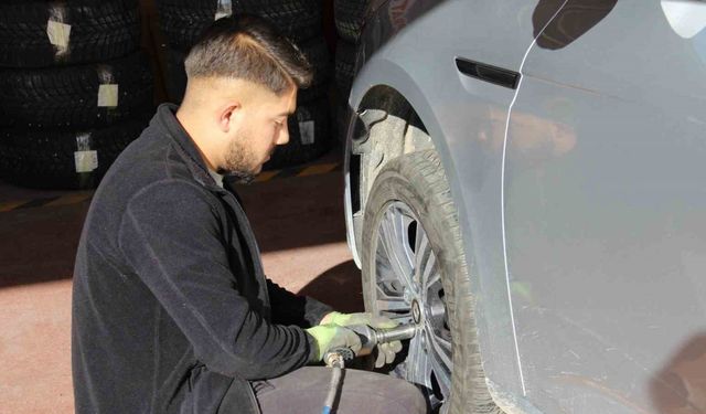 Lastikçilerin ’kış lastiği’ mesaisi erken başladı