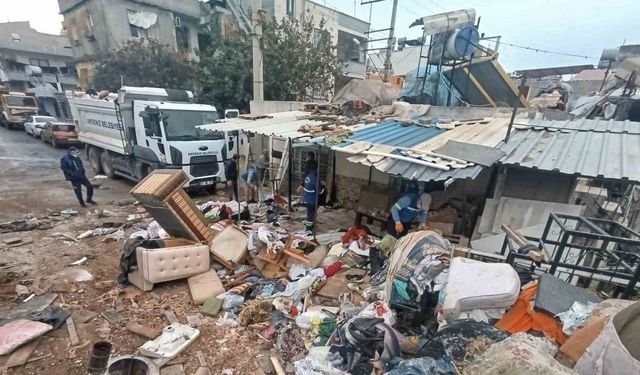 Mersin’de bir evden 10 kamyon çöp çıkarıldı