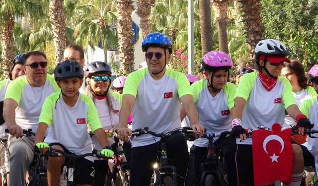 Mersin’de yaşlısından gencine bisiklet tutkunları pedal çevirdi