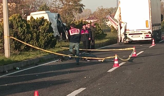 Minibüs, tırın römorkuna çarptı: 1 ölü, 2 yaralı
