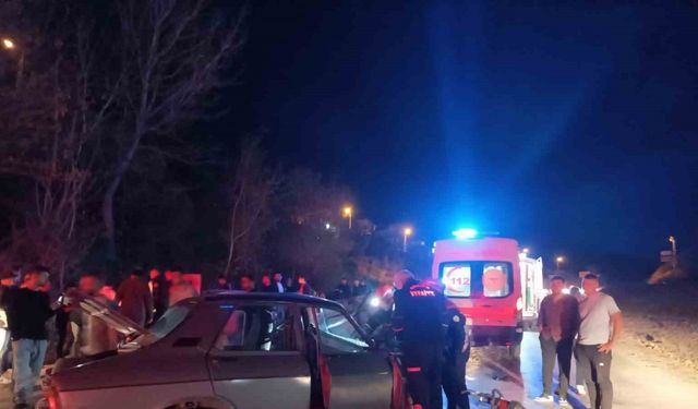 Otomobiller kafa kafaya çarpıştı: 7 yaralı