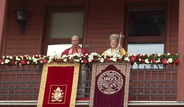 Papa 14. Leo ve Fener Rum Patriği Bartholomeos, ayine katılanları selamladı
