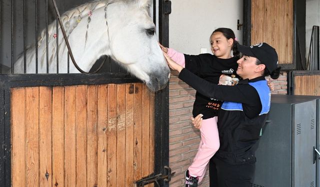 Polis lösemi hastası çocuklara at sevdirip, birlikte balon uçurdu