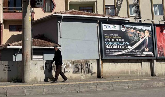 Savunma sanayisi merkezi haline gelen ilçede TOKİ konutları için bilboardlı teşekkür