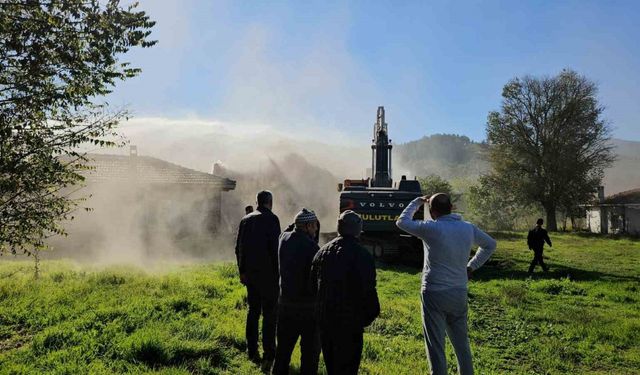 Sındırgı’da 52 yıllık evli çift depremde ağır hasar gören evlerinin yıkılışını gözyaşlarıyla izledi
