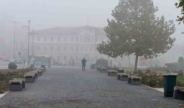 Sivas’ın tarihi kent meydanı sislere gömüldü