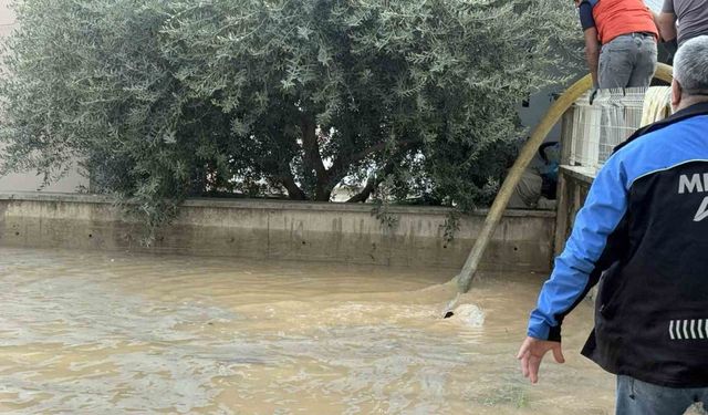 Su borusu patladı: Site bahçeleri suya gömüldü