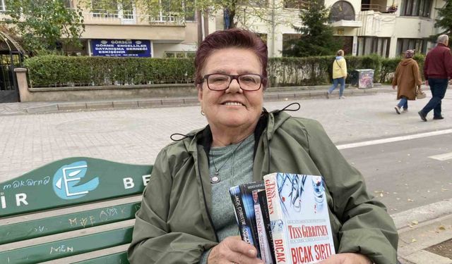 Tek gözü görmeyen 66 yaşındaki kadın her gün 300 sayfa kitap okuyor