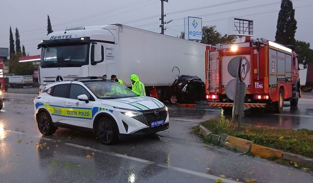 Tırın altında kalan otomobildeki karı koca hayatını kaybetti