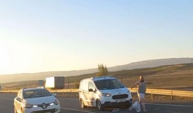 Trafiği birbirine kattı, araçların üzerine atladı, cam kırdı