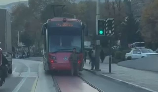 Tramvayın arkasına tutunarak yolculuk eden çocuk yürekleri ağıza getirdi