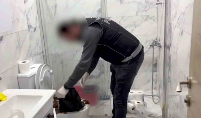Uyuşturucu baskını film sahnelerini aratmadı: Klozete döktüler, saklamaya çalıştılar