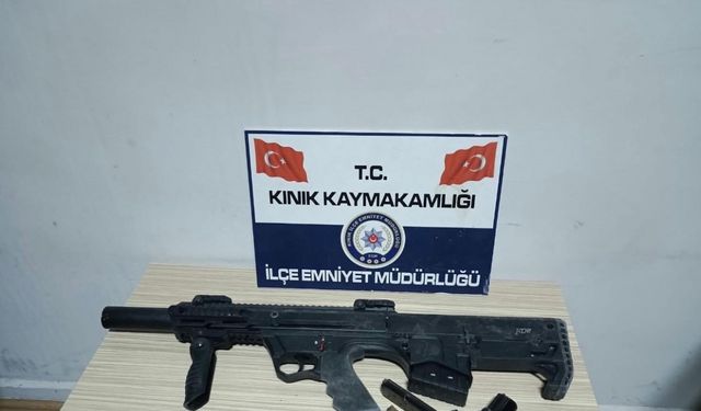 Üzerindeki mermiler ele verdi, evinden ruhsatsız silah ve tüfek çıktı