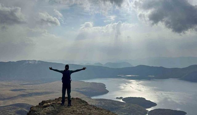 Vanlı dağcılardan Nemrut Kalderası’nda 12 saatlik zorlu yürüyüş