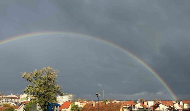 Yağmur sonrası beliren gökkuşağı görsel şölen oluşturdu
