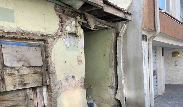 Yaklaşık 5 yıldır metruk halde olan ev tedirginlik oluşturuyor
