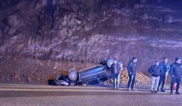 Yola düşen kayalardan kaçan otomobil takla attı: 2 yaralı
