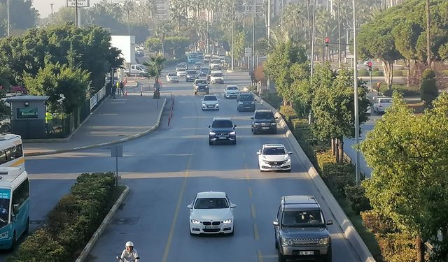 Mersin’deki yollarda Kasım ayının son mesai gününde de yoğunluk yaşandı