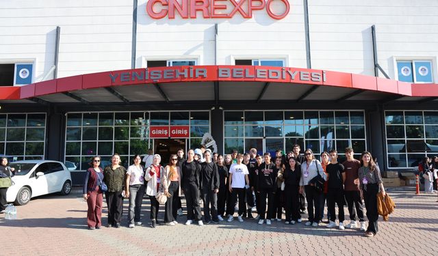 Toroslar Belediyesi, kırsal mahalle öğrencilerini kitap fuarıyla buluşturdu