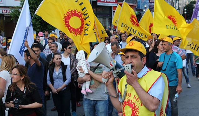 Mersin’de okul müdürü tarafından kınama cezası verilen Eğitim Sen’li Usluoğlu, karara karşı açtığı davayı kazandı