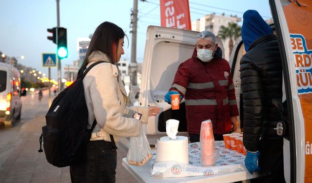 Mezitli Belediyesi’nin çorba ikramı gönülleri ısıtmaya devam ediyor