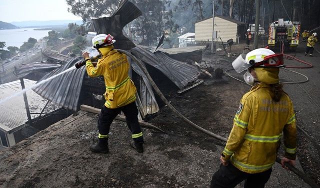 Avustralya’da orman yangınları: 16 ev küle döndü