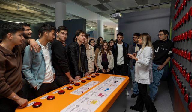 Öğrenciler, Mercan Bilim Merkezi'nde bilimle buluştu