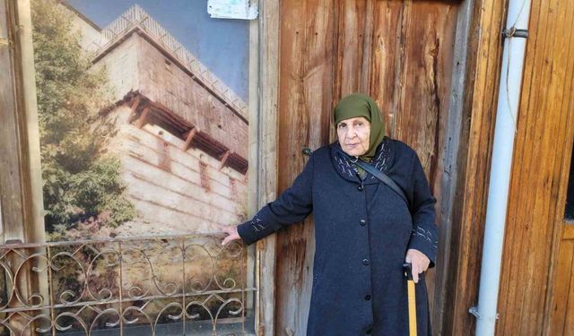 90 yaşındaki Fikriye nine manileriyle hafızalara hayran bırakıyor