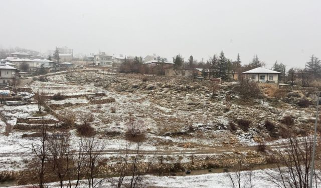 Adana’nın yüksek kesimlerine kar yağdı