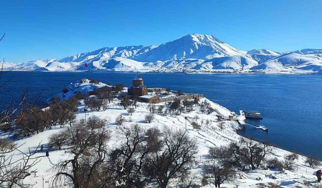 Akdamar Adası beyaz gelinliğini giydi: Doğaseverler adaya çıkarma yaptı