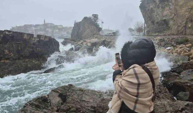 Amasra’da dalga boyu 3 metreye ulaştı