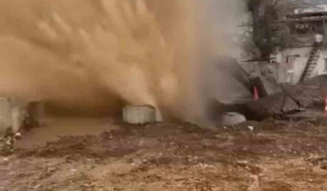 Ana su hattında yaşanan patlamada su metrelerce havaya fışkırdı