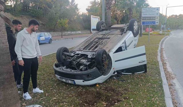 Antalya’da refüje çarpıp ters dönen araçtan ayakta çıktı