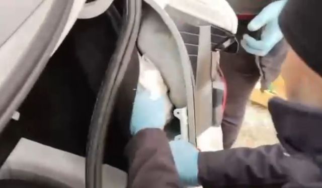 Arabaya uyuşturucu zulalayan şahıslar polisten kaçamadı: 3 tutuklama