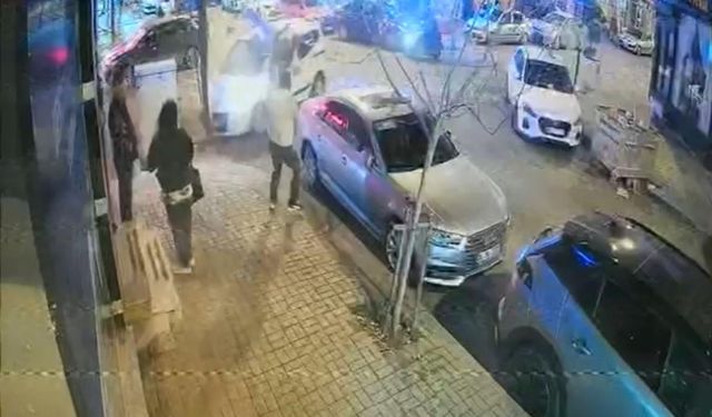 Araçla çarpışan motosikletli kaldırımdaki yayanın üzerine böyle uçtu