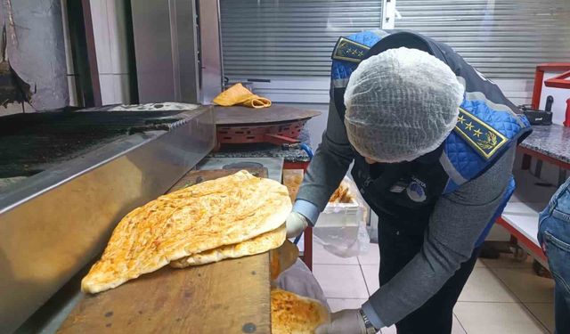 Baharatın içine bozulmasın diye bırakılan çiğ et, zabıta ekiplerini şaşırttı