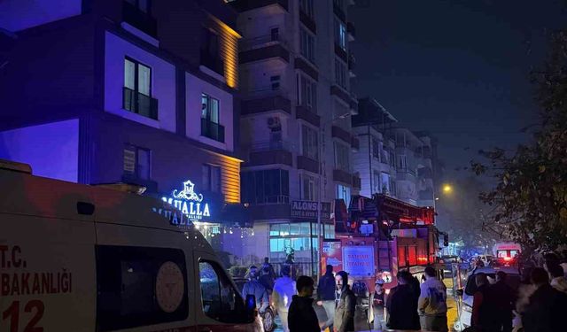 Cinnet getirdi, evinin eşyalarını sokağa fırlattı