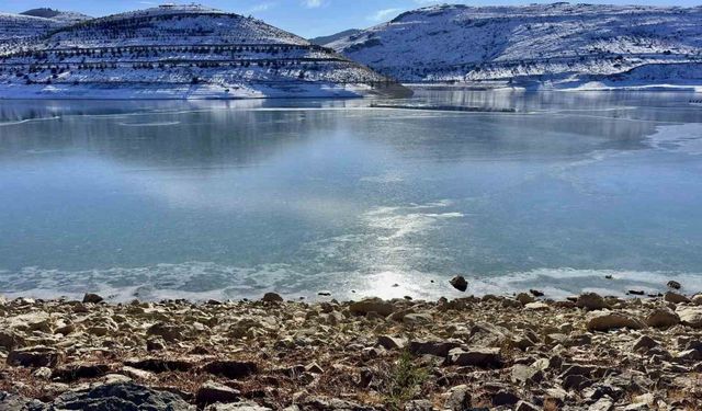 Bayburt'ta gölet buz tuttu, soğuk hava etkisini artırdı