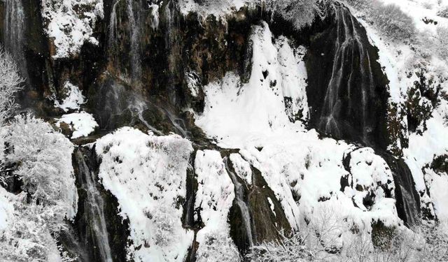 Beyaz gelinliğini giyen Girlevik Şelalesi kışın da göz kamaştırıyor