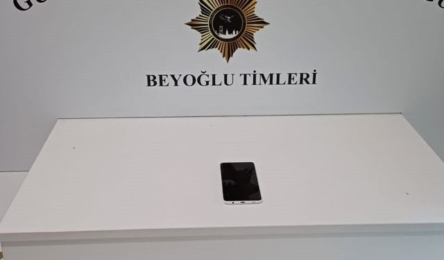 Beyoğlu’nda bankta uyuyan kişinin telefonun çalındığı anlar görüntülendi