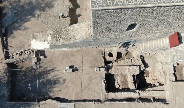 Bir asırdır toprak altında olan Diyarbakır surlarının 1.35 metresi gün yüzüne çıkartıldı