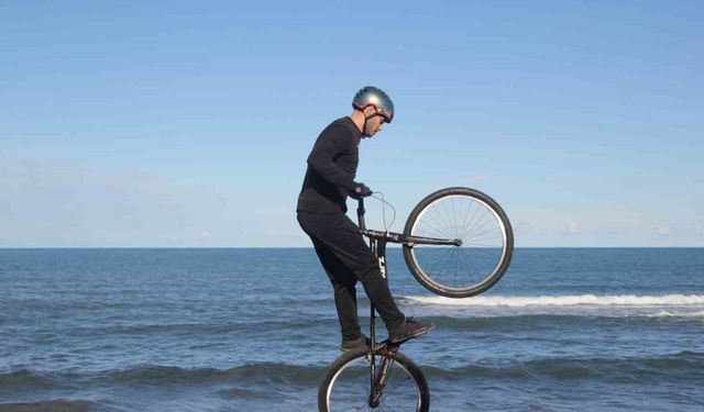 Bisiklet tutkunu gençten nefes kesen gösteri: Sahil kayalıkları parkuru oldu