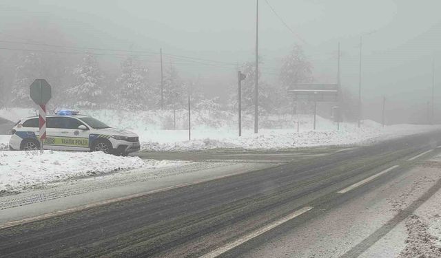 Bolu Dağı'nda kar yağışı etkili oluyor: Kar kalınlığı 20 santimetreye ulaştı
