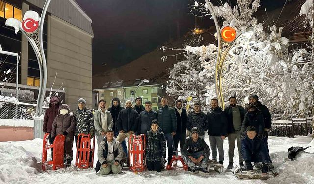 Çatak'ta çocuklar kar katilini eğlenceye dönüştürdü